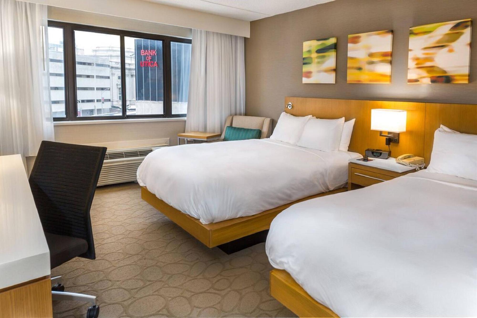 Delta Hotels By Marriott Ютика Экстерьер фото