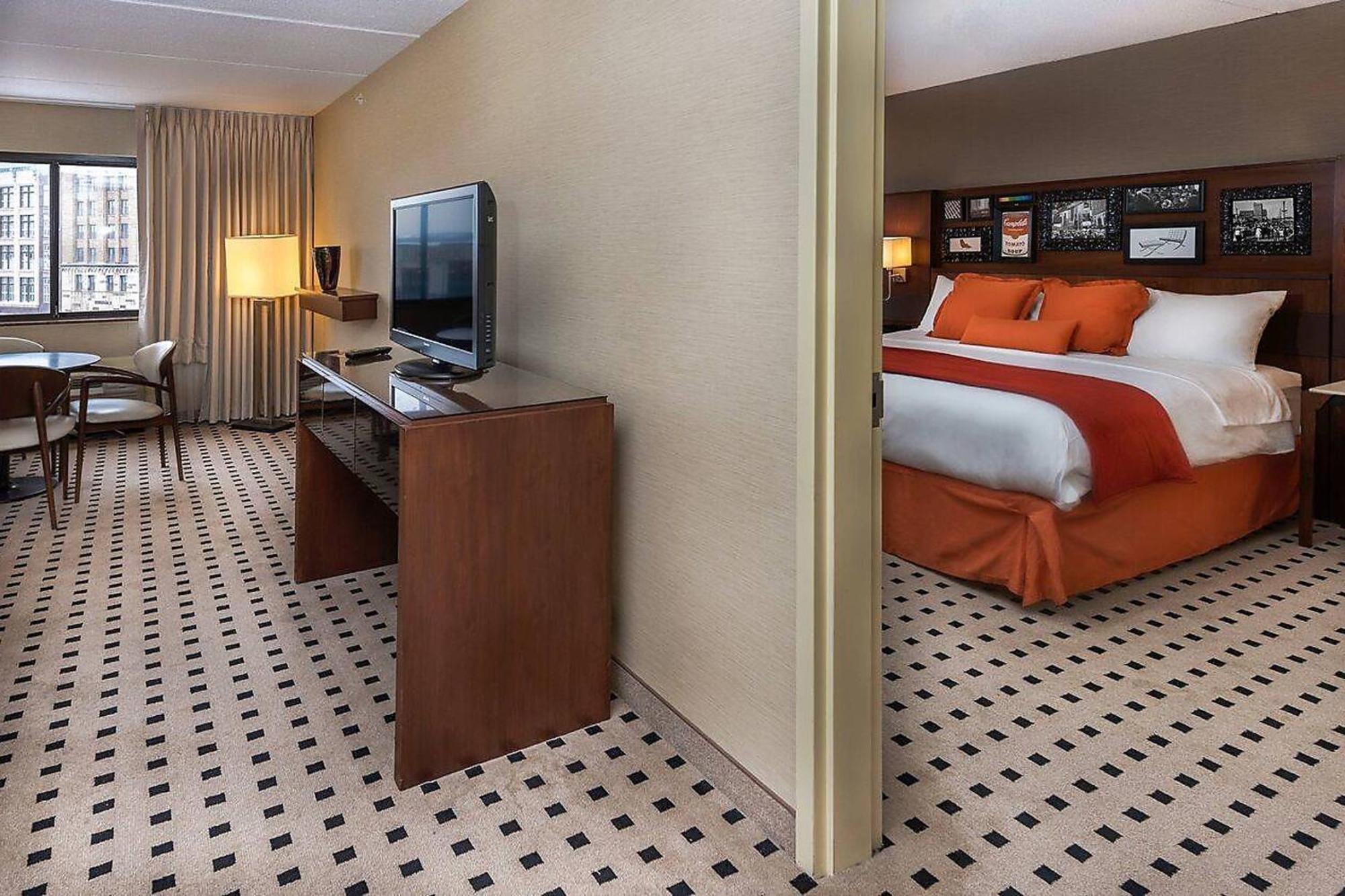 Delta Hotels By Marriott Ютика Экстерьер фото