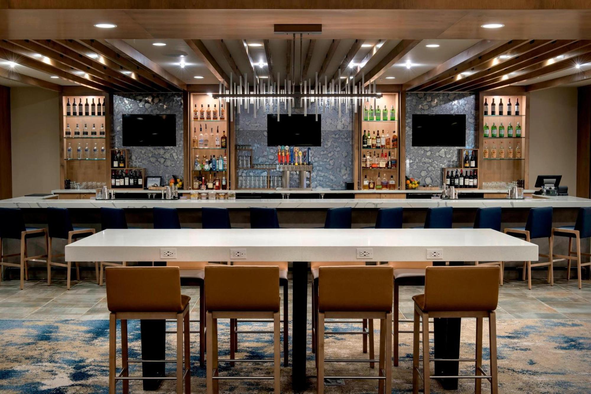 Delta Hotels By Marriott Ютика Экстерьер фото