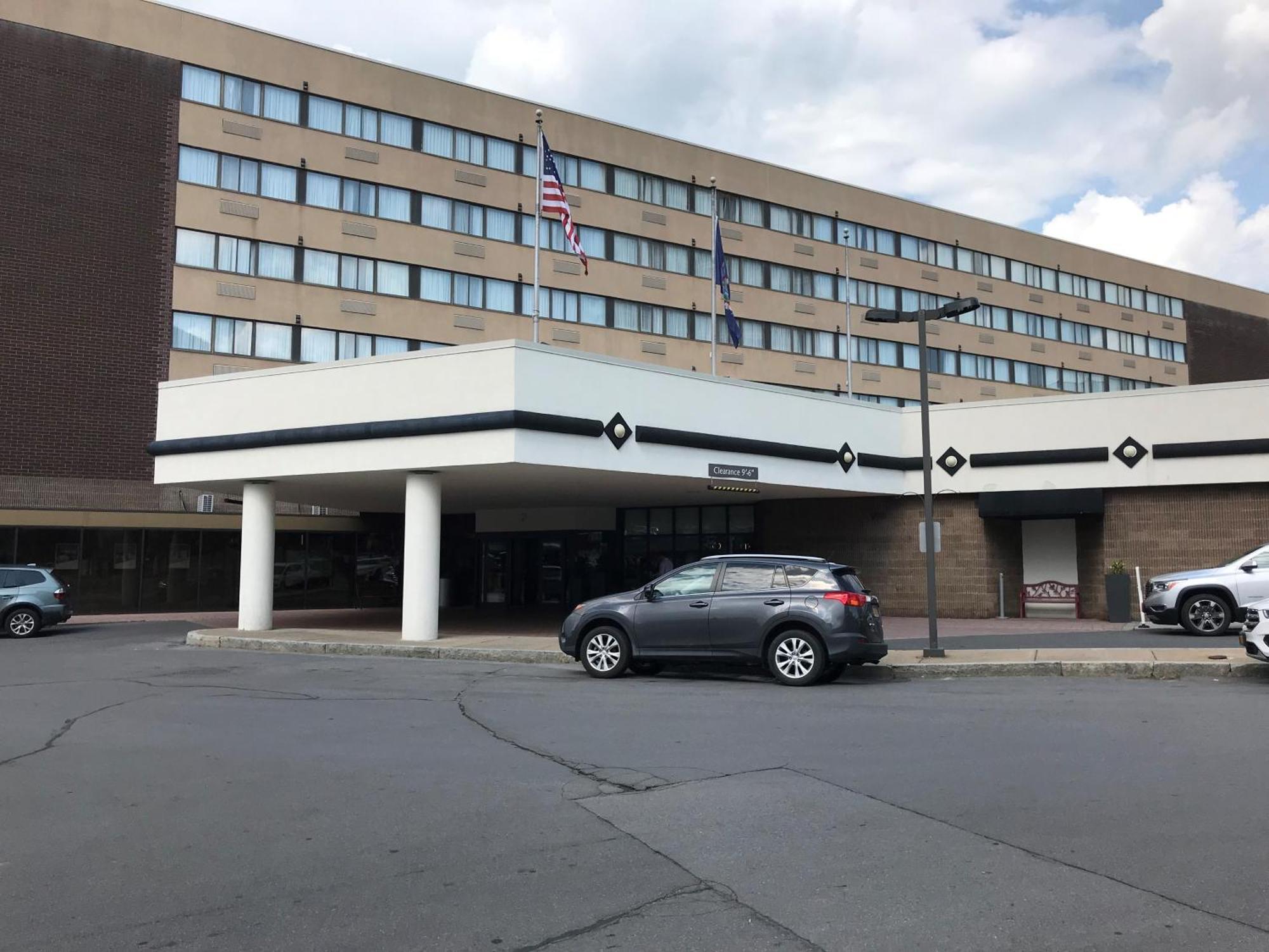 Delta Hotels By Marriott Ютика Экстерьер фото