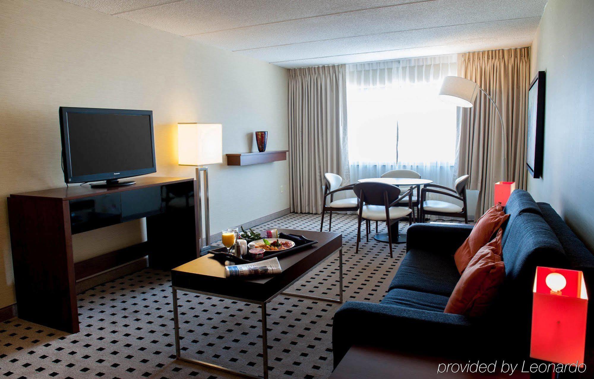 Delta Hotels By Marriott Ютика Экстерьер фото